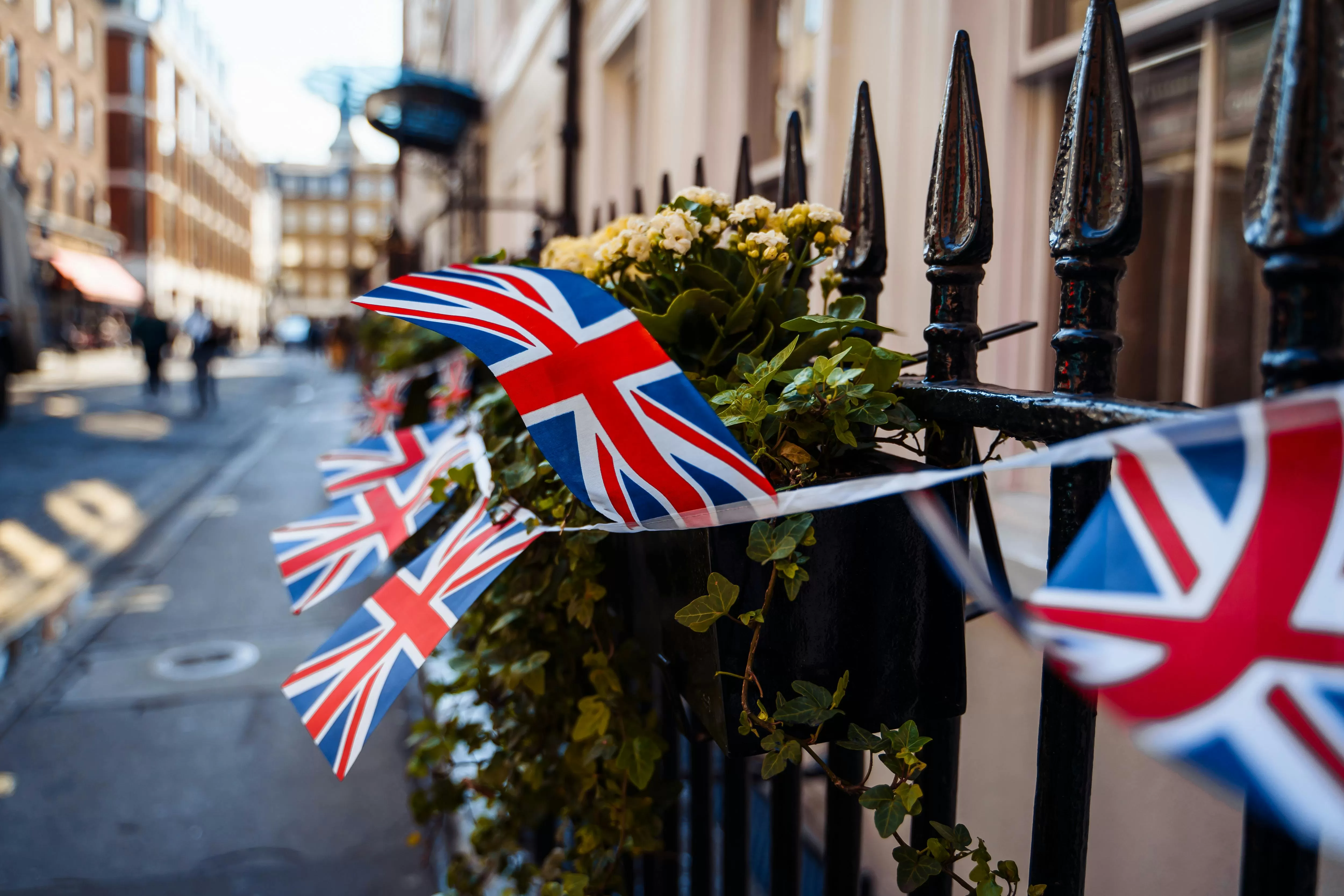 Can I Buy Property In The UK As A US Citizen - Rules And Process Explained