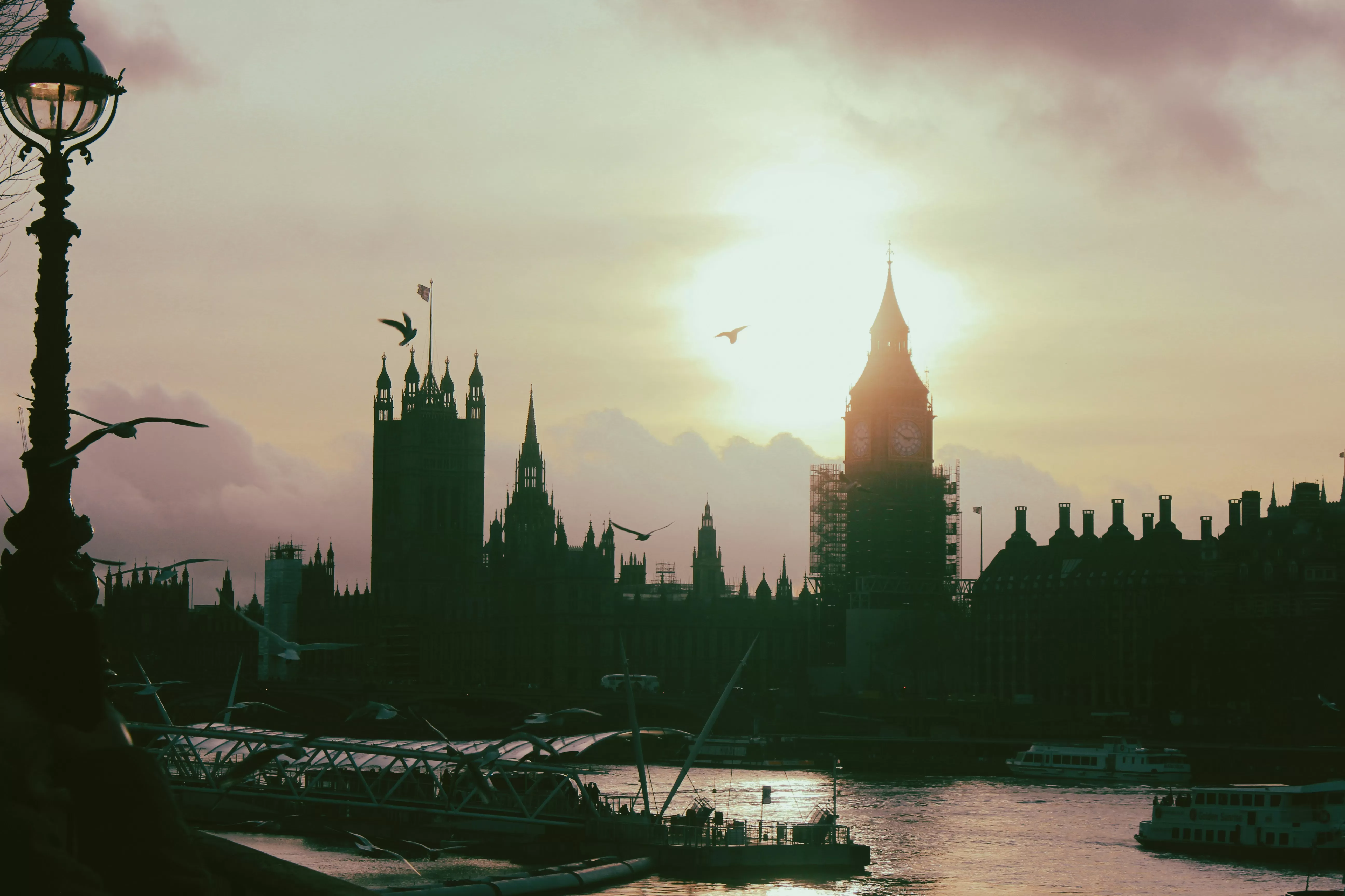 Can You Buy a House in the UK Without Citizenship? Rules, Costs, and What Foreign Buyers Must Know