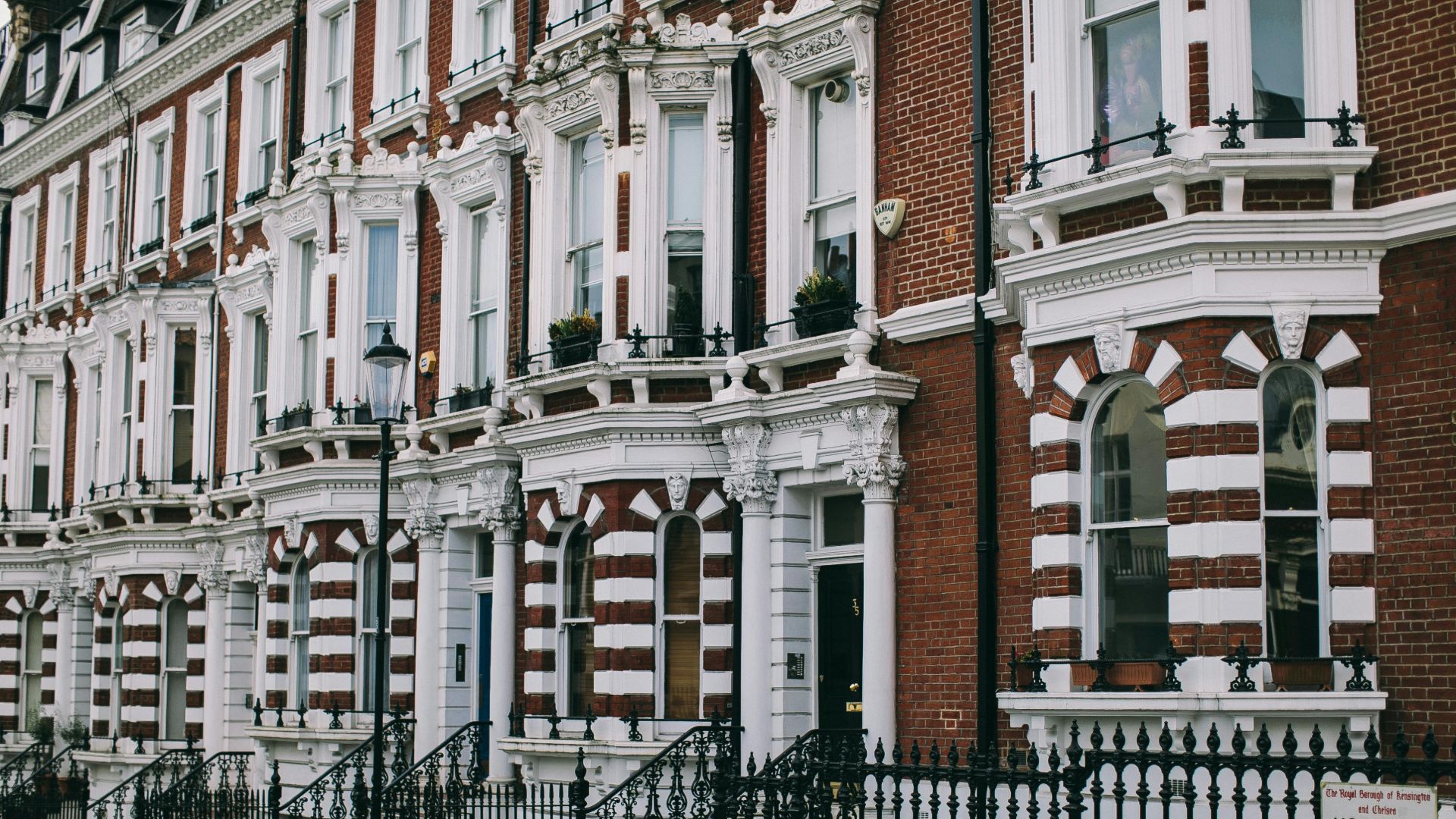 Gazundering vs. Gazumping: Understanding UK Property Market Tactics