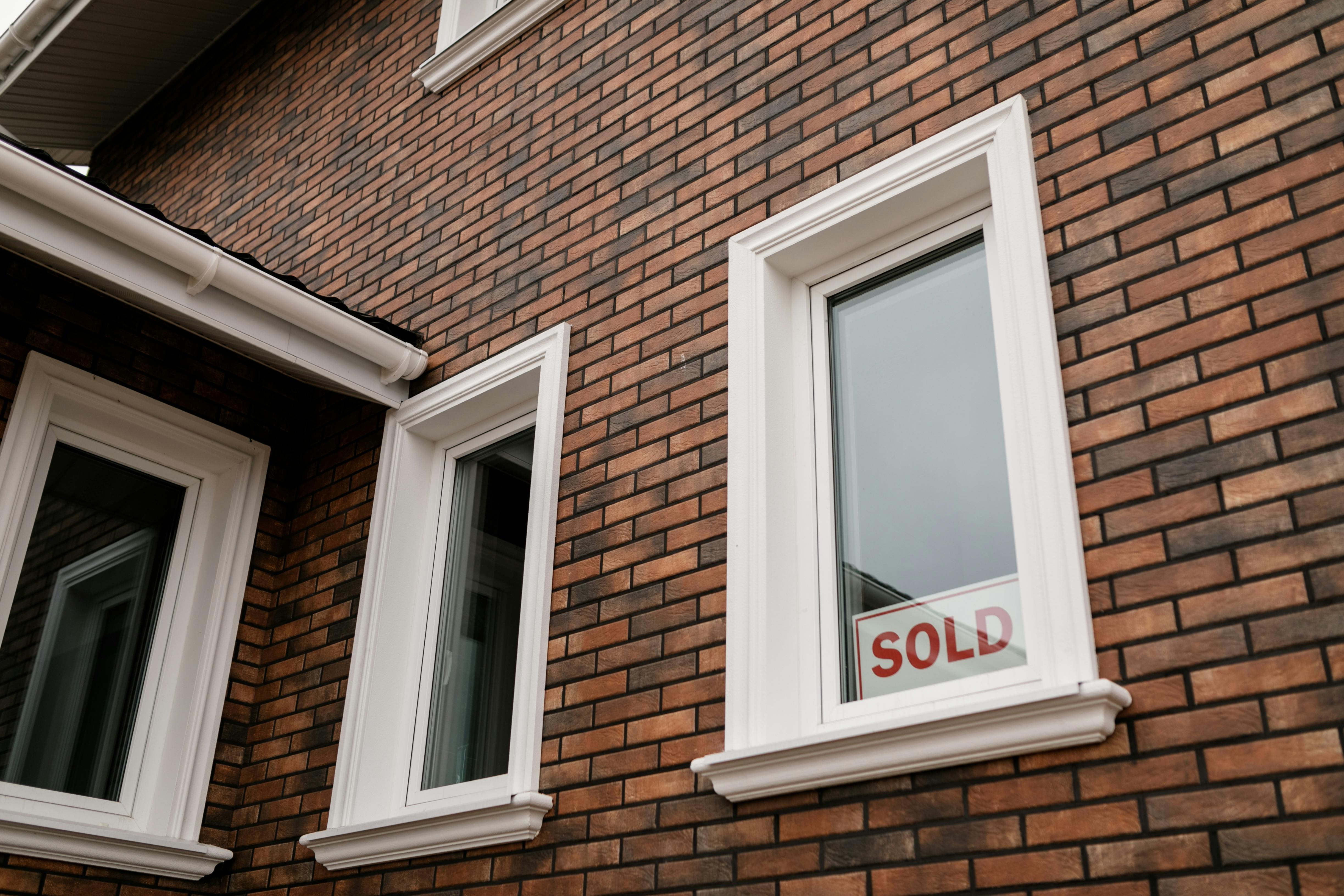 How Long Does It Take to Buy a Property in UK: Cash vs Mortgage